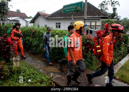 221204 -- LUMAJANG, 4 décembre 2022 -- les sauveteurs évacuent les villageois voisins après l'éruption du mont Semeru dans le village de Sapiturang à Lumajang, Java oriental, Indonésie, le 4 décembre 2022. Le volcan Semeru sur l'île indonésienne de Java est entré en éruption dimanche, crachant une colonne de cendres de 1,5 km de haut, ont déclaré les autorités. À partir de dimanche après-midi, le PVMBG, Centre de volcanologie et d atténuation des risques géologiques du pays, a relevé son niveau d alerte volcanique pour le volcan Semeru au niveau 4, le niveau le plus élevé d un système d alerte volcanique à quatre niveaux. Photo de /Xinhua INDONESIA-LUMAJANG-MOUNT SEMERU-ERU Banque D'Images