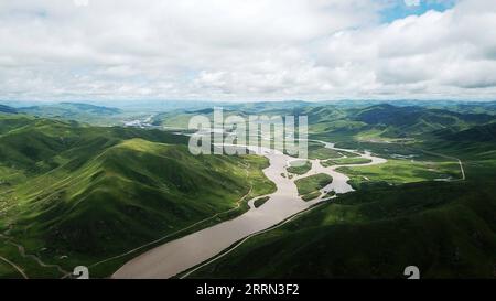 221205 -- LANZHOU, le 5 décembre 2022 -- cette photo aérienne prise le 23 juin 2019 montre une vue du fleuve jaune dans le comté de Maqu, préfecture autonome tibétaine de Gannan dans la province du Gansu du nord-ouest de la Chine. Cette année, la Journée mondiale des sols est tombée lundi. Situé au bord nord-est du plateau Qinghai-Tibet, le comté de Maqu bénéficie d’une présence étendue de prairies et de zones humides, qui avaient beaucoup souffert de la dégénérescence et de la désertification avant la fin du 20e siècle. Grâce à une série de programmes de préservation écologique et d'amélioration des sols ces dernières années, une partie substantielle de l'once damag Banque D'Images