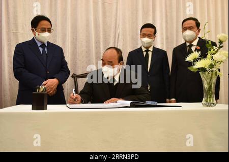 221206 -- PÉKIN, le 6 décembre 2022 -- le président vietnamien Nguyen Xuan Phuc 2e L et le Premier ministre Pham Minh Chinh 1e L pleurent le décès de l'ancien dirigeant chinois Jiang Zemin à l'ambassade de Chine à Hanoi, Vietnam, le 2 décembre 2022. LEADERS MONDIAUX-JIANG ZEMIN-CONDOLÉANCES HuxJiali PUBLICATIONxNOTxINxCHN Banque D'Images