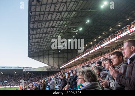 The East stand au légendaire stade Elland Road. Le stade, qui accueille le Leeds United FC, est célèbre pour son atmosphère électrique. Banque D'Images