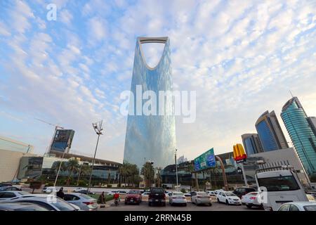 221207 -- RIYAD, 7 décembre 2022 -- cette photo prise le 6 décembre 2022 montre la tour Kingdom Centre à Riyad, en Arabie saoudite. ARABIE SAOUDITE-RIYAD-SCENERY SuixXiankai PUBLICATIONxNOTxINxCHN Banque D'Images