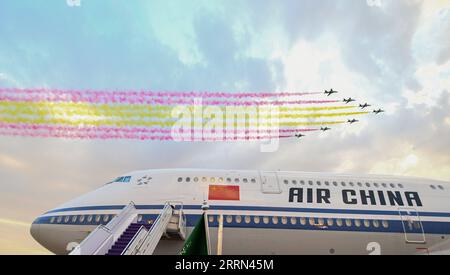 221207 -- RIYAD, 7 décembre 2022 -- cette photo prise le 7 décembre 2022 montre des jets dégageant de la fumée aux couleurs du drapeau national chinois dans le ciel au-dessus de Riyad, en Arabie saoudite. Le président chinois Xi Jinping est arrivé mercredi après-midi à Riyad pour assister au premier sommet Chine-États arabes et au sommet du Conseil de coopération Chine-Golfe, et effectuer une visite d’État en Arabie saoudite. ARABIE SAOUDITE-RIYAD-XI JINPING-ARRIVÉE XIEXHUANCHI PUBLICATIONXNOTXINXCHN Banque D'Images