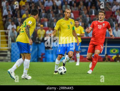 Moscou, Russie - 27 juin 2018. Le défenseur de l'équipe nationale de football du Brésil Miranda et le défenseur serbe Aleksandar Kolarov lors du match de la coupe du monde FIFA 2018 Banque D'Images