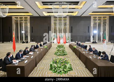 221209 -- RIYAD, le 9 décembre 2022 -- le président chinois Xi Jinping rencontre le Premier ministre algérien Ayman Benabderrahmane à Riyad, en Arabie saoudite, le 9 décembre 2022. Photo de /Xinhua SAUDI ARABIA-RIYAD-XI JINPING-ALGERIA-PM-MEETING YuexYuewei PUBLICATIONxNOTxINxCHN Banque D'Images