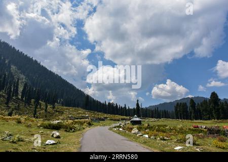 8 septembre 2023, Bota Pathri, Jammu-et-Cachemire, Inde : vue d'ensemble du Bota Pathri, une destination touristique à environ 70 km de Srinagar, la capitale estivale du Jammu-et-Cachemire. (Image de crédit : © Saqib Majeed/SOPA Images via ZUMA Press Wire) USAGE ÉDITORIAL UNIQUEMENT! Non destiné à UN USAGE commercial ! Banque D'Images