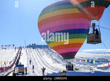 221212 -- MORI, 12 décembre 2022 -- des gens participent à des divertissements sur neige dans une station de ski du comté autonome kazak de Mori, dans la région autonome ouïgoure du Xinjiang, au nord-ouest de la Chine, 12 décembre 2022. Le 2e carnaval du tourisme de neige et de glace dans le comté autonome kazak de Mori a débuté lundi. CHINE-XINJIANG-NEIGE ET GLACE TOURISME-CARNAVAL CN WANGXFEI PUBLICATIONXNOTXINXCHN Banque D'Images