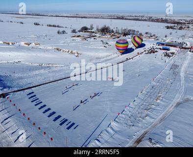 221212 -- MORI, 12 décembre 2022 -- cette photo aérienne prise le 12 décembre 2022 montre la cérémonie d'ouverture du 2e carnaval du tourisme de neige et de glace dans le comté autonome kazak de Mori, dans la région autonome ouïgoure du Xinjiang, au nord-ouest de la Chine. Le 2e carnaval du tourisme de neige et de glace dans le comté autonome kazak de Mori a débuté lundi. CHINE-XINJIANG-NEIGE ET GLACE TOURISME-CARNAVAL CN HAOXJIANWEI PUBLICATIONXNOTXINXCHN Banque D'Images