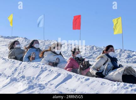 221212 -- MORI, 12 décembre 2022 -- des gens participent à des divertissements sur neige dans une station de ski du comté autonome kazak de Mori, dans la région autonome ouïgoure du Xinjiang, au nord-ouest de la Chine, 12 décembre 2022. Le 2e carnaval du tourisme de neige et de glace dans le comté autonome kazak de Mori a débuté lundi. CHINE-XINJIANG-NEIGE ET GLACE TOURISME-CARNAVAL CN WANGXFEI PUBLICATIONXNOTXINXCHN Banque D'Images