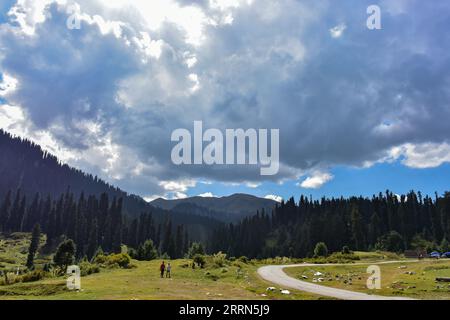 8 septembre 2023, Bota Pathri, Jammu-et-Cachemire, Inde : les visiteurs explorent le Bota Pathri, une destination touristique à environ 70 km de Srinagar, la capitale estivale du Jammu-et-Cachemire. (Image de crédit : © Saqib Majeed/SOPA Images via ZUMA Press Wire) USAGE ÉDITORIAL UNIQUEMENT! Non destiné à UN USAGE commercial ! Banque D'Images