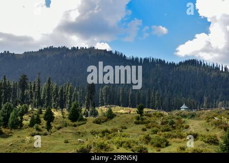 8 septembre 2023, Bota Pathri, Jammu-et-Cachemire, Inde : une mosquée est vue avec les montagnes en toile de fond à Bota Pathri, une destination touristique à environ 70 km de Srinagar, la capitale estivale du Jammu-et-Cachemire. (Image de crédit : © Saqib Majeed/SOPA Images via ZUMA Press Wire) USAGE ÉDITORIAL UNIQUEMENT! Non destiné à UN USAGE commercial ! Banque D'Images