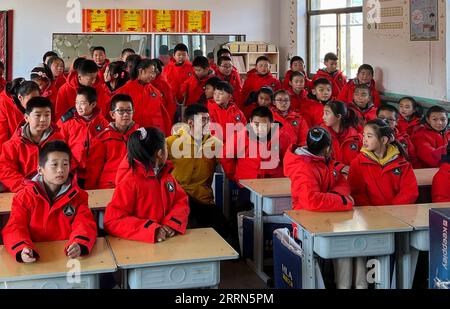 221213 -- BEIJING, le 13 décembre 2022 -- Liu Boyang C participe à une activité de vulgarisation scientifique dans une école primaire rurale de la province du Shanxi, dans le nord de la Chine, le 18 novembre 2021. TO GO WITH Profile : photographe astronomique chassant la station spatiale chinoise CHINE-BEIJING-STATION SPATIALE-PHOTOGRAPHE ASTRONOMIQUE CN HaoxZhao PUBLICATIONxNOTxINxCHN Banque D'Images