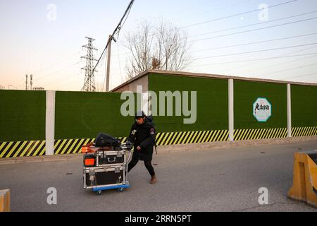 221213 -- BEIJING, le 13 décembre 2022 -- Liu Boyang transporte du matériel photographique vers un site de photographie dans le district de Changping, Pékin, capitale de la Chine, le 4 décembre 2022. Ce jour-là, trois astronautes chinois à bord du vaisseau habité Shenzhou-14 sont rentrés sur Terre en toute sécurité. Il faut toujours beaucoup de temps pour installer et ajuster les équipements de photographie. Afin de capturer les photos à temps, Liu doit commencer le travail de préparation environ deux heures à l'avance à chaque fois. TO GO WITH Profile : photographe astronomique chassant la station spatiale chinoise CHINE-BEIJING-STATION SPATIALE-ASTRONOMIQUE PHOTOGR Banque D'Images