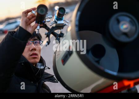 221213 -- BEIJING, 13 décembre 2022 -- Liu Boyang installe et ajuste des équipements de photographie sur un site de photographie dans le district de Changping, Pékin, capitale de la Chine, 4 décembre 2022. Ce jour-là, trois astronautes chinois à bord du vaisseau habité Shenzhou-14 sont rentrés sur Terre en toute sécurité. TO GO WITH Profile : photographe astronomique chassant la station spatiale chinoise CHINE-BEIJING-STATION SPATIALE-PHOTOGRAPHE ASTRONOMIQUE CN LiuxJinhai PUBLICATIONxNOTxINxCHN Banque D'Images