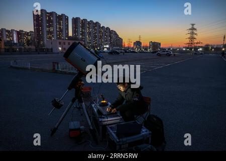 221213 -- BEIJING, 13 décembre 2022 -- Liu Boyang ajuste les équipements de photographie sur un site de photographie dans le district de Changping, Pékin, capitale de la Chine, 4 décembre 2022. Ce jour-là, trois astronautes chinois à bord du vaisseau habité Shenzhou-14 sont rentrés sur Terre en toute sécurité. TO GO WITH Profile : photographe astronomique chassant la station spatiale chinoise CHINE-BEIJING-STATION SPATIALE-PHOTOGRAPHE ASTRONOMIQUE CN LiuxJinhai PUBLICATIONxNOTxINxCHN Banque D'Images