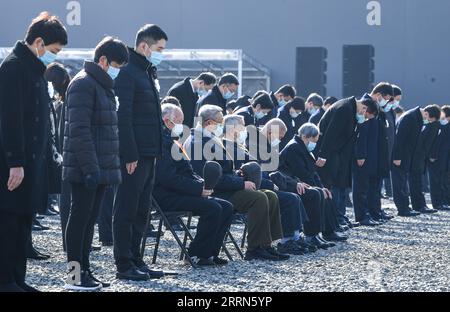 221213 -- NANJING, le 13 décembre 2022 -- les gens observent une minute de silence lors de la cérémonie commémorative nationale pour les victimes du massacre de Nanjing au Mémorial des victimes du massacre de Nanjing par des envahisseurs japonais à Nanjing, capitale de la province du Jiangsu de l'est de la Chine, le 13 décembre 2022. Les habitants de Nanjing observent une minute de silence et des sirènes se font entendre à travers la ville, alors que la Chine procède mardi à sa neuvième cérémonie commémorative nationale pour pleurer les 300 000 victimes du massacre de Nanjing. CHINE-JIANGSU-NANJING VICTIMES DU MASSACRE-CÉRÉMONIE COMMÉMORATIVE NATIONALE CN LIXBO PUBLICATIONXNOTXINXCHN Banque D'Images