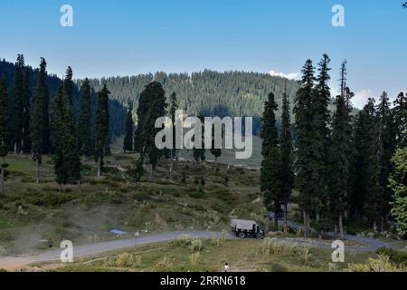 8 septembre 2023, Bota Pathri, Jammu-et-Cachemire, Inde : un camion de l'armée se déplace le long de la route à Bota Pathri, une destination touristique à environ 70 km de Srinagar, la capitale estivale du Jammu-et-Cachemire. (Image de crédit : © Saqib Majeed/SOPA Images via ZUMA Press Wire) USAGE ÉDITORIAL UNIQUEMENT! Non destiné à UN USAGE commercial ! Banque D'Images