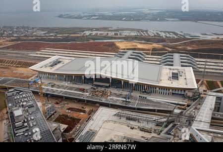 221214 -- KUNMING, 14 décembre 2022 -- cette photo aérienne prise le 14 décembre 2022 montre la gare de Honghe de la ligne de chemin de fer à grande vitesse Mile-Mengzi dans la province du Yunnan du sud-ouest de la Chine. Le chemin de fer de 107 km reliera les villes de Mile et Mengzi, toutes deux situées dans les préfectures autonomes de Honghe Hani et de Yi du Yunnan. Les trains de voyageurs circulant sur le chemin de fer devraient circuler à 250 km/h. CHEMIN DE FER À GRANDE VITESSE CHINA-YUNNAN-MILE-MENGZI CN WANGXGUANSEN PUBLICATIONXNOTXINXCHN Banque D'Images