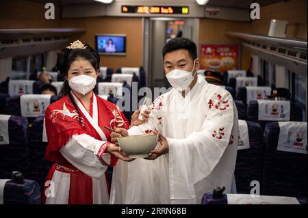 221214 -- KUNMING, 14 décembre 2022 -- des chefs d'orchestre jouent sur un train d'essai de la ligne de chemin de fer à grande vitesse Mile-Mengzi dans la province du Yunnan du sud-ouest de la Chine, 14 décembre 2022. Le chemin de fer de 107 km reliera les villes de Mile et Mengzi, toutes deux situées dans les préfectures autonomes de Honghe Hani et de Yi du Yunnan. Les trains de voyageurs circulant sur le chemin de fer devraient circuler à 250 km/h. CHEMIN DE FER À GRANDE VITESSE CHINA-YUNNAN-MILE-MENGZI CN WANGXGUANSEN PUBLICATIONXNOTXINXCHN Banque D'Images