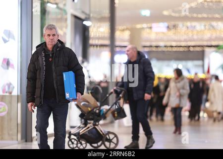 221214 -- LJUBLJANA, le 14 décembre 2022 -- les gens vont faire du shopping dans le centre commercial Aleja décoré pour Noël à Ljubljana, Slovénie, le 13 décembre 2022. Cette année, l'inflation en Slovénie a atteint son niveau le plus élevé depuis plus de 20 ans, s'établissant à 10 % en octobre, contre 3,5 % il y a un an. Photo de /Xinhua SLOVÉNIE-LJUBLJANA-NOËL SHOPPING-INFLATION ZeljkoxStevanic PUBLICATIONxNOTxINxCHN Banque D'Images