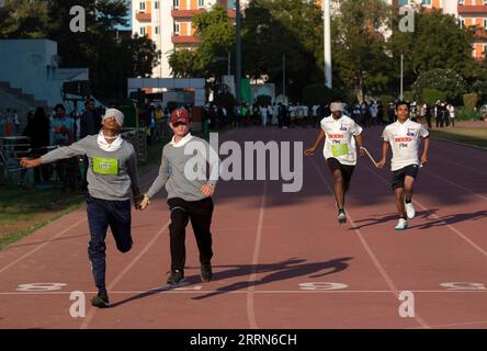 221215 -- NEW DELHI, le 15 décembre 2022 -- des athlètes malvoyants dirigés par leurs guides concourent à la course de 100 mètres lors du 22e championnat national d'athlétisme pour aveugles au complexe sportif Thyagaraj à New Delhi, en Inde, le 14 décembre 2022. SPINDIA-NOUVEAU DELHI-CHAMPIONNAT NATIONAL D'ATHLÉTISME POUR LES AVEUGLES JAVEDXDAR PUBLICATIONXNOTXINXCHN Banque D'Images