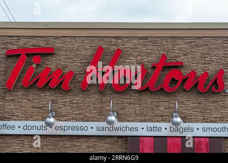 Toronto, ON, Canada – 30 mars 2023 : vue à l’enseigne du célèbre café canadien Tim Hortons Banque D'Images
