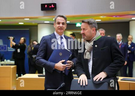 221215 -- BRUXELLES, le 15 décembre 2022 -- le Premier ministre belge Alexander de Croo L s'entretient avec le Premier ministre luxembourgeois Xavier Bettel avant la réunion du Conseil européen à Bruxelles, Belgique, le 15 décembre 2022. BELGIQUE-BRUXELLES-CONSEIL EUROPÉEN ZhengxHuansong PUBLICATIONxNOTxINxCHN Banque D'Images