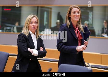 221215 -- BRUXELLES, le 15 décembre 2022 -- la Présidente du Parlement européen Roberta Metsola R et la première ministre italienne Giorgia Meloni assistent à la réunion du Conseil européen à Bruxelles, Belgique, le 15 décembre 2022. BELGIQUE-BRUXELLES-CONSEIL EUROPÉEN ZhengxHuansong PUBLICATIONxNOTxINxCHN Banque D'Images