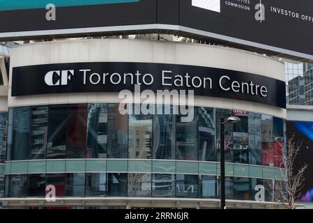 Toronto, ON, Canada – le 2 janvier 2023 : vue sur le panneau du centre commercial CF Toronto Eaton Centre Banque D'Images