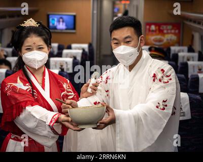 221214 -- KUNMING, 14 décembre 2022 -- des chefs d'orchestre jouent sur un train d'essai de la ligne de chemin de fer à grande vitesse Mile-Mengzi dans la province du Yunnan du sud-ouest de la Chine, 14 décembre 2022. Le chemin de fer de 107 km reliera les villes de Mile et Mengzi, toutes deux situées dans les préfectures autonomes de Honghe Hani et de Yi du Yunnan. Les trains de voyageurs circulant sur le chemin de fer devraient circuler à 250 km/h. CHEMIN DE FER À GRANDE VITESSE CHINA-YUNNAN-MILE-MENGZI CN WANGXGUANSEN PUBLICATIONXNOTXINXCHN Banque D'Images