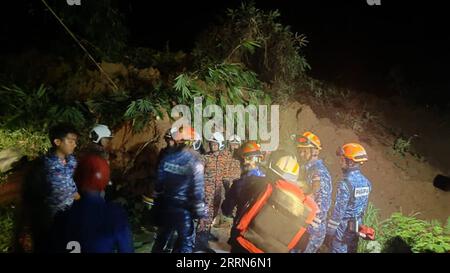 221216 -- KUALA LUMPUR, le 16 décembre 2022 -- cette photo publiée par montre des sauveteurs travaillant sur le site d'un glissement de terrain à Batang Kali, État de Selangor, Malaisie, le 16 décembre 2022. Au moins 13 personnes ont été tuées et d'autres sont restées piégées dans un glissement de terrain qui s'est produit dans l'État malaisien de Selangor vers 2:00 heures du matin, heure locale, vendredi, selon les autorités. /Document via Xinhua MALAYSIA-BATANG KALI-LANDSLIDE SelangorxFirexandxRescuexDepartment PUBLICATIONxNOTxINxCHN Banque D'Images