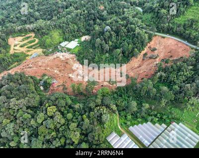 221216 -- KUALA LUMPUR, le 16 décembre 2022 -- cette photo publiée par montre le site d'un glissement de terrain à Batang Kali, État de Selangor, Malaisie, le 16 décembre 2022. Au moins 13 personnes ont été tuées et d'autres sont restées piégées dans un glissement de terrain qui s'est produit dans l'État malaisien de Selangor vers 2:00 heures du matin, heure locale, vendredi, selon les autorités. /Document via Xinhua MALAYSIA-BATANG KALI-LANDSLIDE SelangorxFirexandxRescuexDepartment PUBLICATIONxNOTxINxCHN Banque D'Images