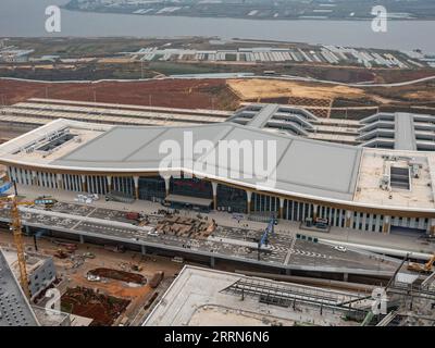 221214 -- KUNMING, 14 décembre 2022 -- cette photo aérienne prise le 14 décembre 2022 montre la gare de Honghe de la ligne de chemin de fer à grande vitesse Mile-Mengzi dans la province du Yunnan du sud-ouest de la Chine. Le chemin de fer de 107 km reliera les villes de Mile et Mengzi, toutes deux situées dans les préfectures autonomes de Honghe Hani et de Yi du Yunnan. Les trains de voyageurs circulant sur le chemin de fer devraient circuler à 250 km/h. CHEMIN DE FER À GRANDE VITESSE CHINA-YUNNAN-MILE-MENGZI CN WANGXGUANSEN PUBLICATIONXNOTXINXCHN Banque D'Images