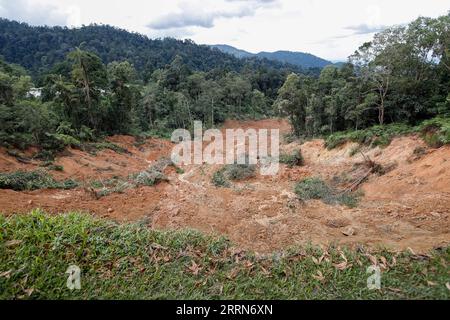 221216 -- KUALA LUMPUR, le 16 décembre 2022 -- cette photo prise le 16 décembre 2022 montre le site d'un glissement de terrain à Batang Kali, en Malaisie. Les équipes de recherche et de sauvetage travaillent dur pour sauver plus d’une douzaine de personnes encore piégées par un glissement de terrain en Malaisie qui a coûté la vie à au moins 16 personnes tôt vendredi. /Xinhua MALAYSIA-BATANG KALI-LANDSLIDE str PUBLICATIONxNOTxINxCHN Banque D'Images