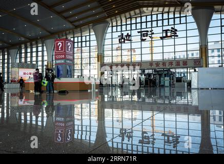 221216 -- KUNMING, 16 décembre 2022 -- cette photo prise le 16 décembre 2022 montre le hall d'attente de la gare de Honghe le long de la ligne de chemin de fer à grande vitesse Mile-Mengzi dans la préfecture autonome de Honghe Hani et Yi, dans le sud-ouest de la Chine, province du Yunnan. Un chemin de fer à grande vitesse, reliant les villes de Mengzi et Mile dans la province du Yunnan au sud-ouest de la Chine, est entré en service vendredi. Avec une vitesse prévue de 250 km/h, le nouveau chemin de fer a réduit le temps de trajet entre Mengzi et Kunming, la capitale provinciale, à 69 minutes. CHINA-YUNNAN-MILE-MENGZI EXPLOITATION FERROVIAIRE À GRANDE VITESSE CN WANGXGUANSEN PUBLICATIONXNOTXI Banque D'Images