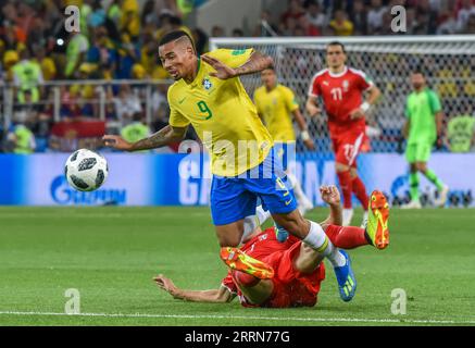 Moscou, Russie - 27 juin 2018. Le milieu de terrain serbe Nemanja Matic en Tackle contre l'attaquant brésilien Gabriel Jesus lors du match de la coupe du monde de la FIFA 2018 Serbie Banque D'Images