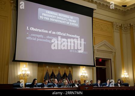 221219 -- WASHINGTON, le 19 décembre 2022 -- le comité restreint de la Chambre des États-Unis enquêtant sur l'émeute du Capitole du 6 janvier 2021, tient sa dernière séance publique sur Capitol Hill, à Washington, D.C., aux États-Unis, le 19 décembre 2022. le comité restreint de la Chambre des États-Unis chargé d ' enquêter sur l ' émeute du Capitole du 6 janvier 2021 a renvoyé des affaires criminelles au Ministère de la justice le lundi après-midi. Photo de /Xinhua U.S.-WASHINGTON, D.C. CAPITOL ANTI-ÉMEUTE-ENQUÊTE-RENVOIS CRIMINELS TingxShen PUBLICATIONxNOTxINxCHN Banque D'Images