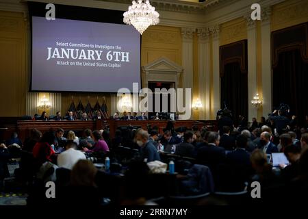 221219 -- WASHINGTON, le 19 décembre 2022 -- le comité restreint de la Chambre des États-Unis enquêtant sur l'émeute du Capitole du 6 janvier 2021, tient sa dernière séance publique sur Capitol Hill, à Washington, D.C., aux États-Unis, le 19 décembre 2022. le comité restreint de la Chambre des États-Unis chargé d ' enquêter sur l ' émeute du Capitole du 6 janvier 2021 a renvoyé des affaires criminelles au Ministère de la justice le lundi après-midi. Photo de /Xinhua U.S.-WASHINGTON, D.C. CAPITOL ANTI-ÉMEUTE-ENQUÊTE-RENVOIS CRIMINELS TingxShen PUBLICATIONxNOTxINxCHN Banque D'Images