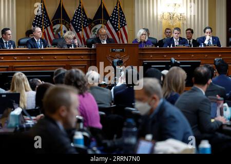 221219 -- WASHINGTON, le 19 décembre 2022 -- le comité restreint de la Chambre des États-Unis enquêtant sur l'émeute du Capitole du 6 janvier 2021, tient sa dernière séance publique sur Capitol Hill, à Washington, D.C., aux États-Unis, le 19 décembre 2022. le comité restreint de la Chambre des États-Unis chargé d ' enquêter sur l ' émeute du Capitole du 6 janvier 2021 a renvoyé des affaires criminelles au Ministère de la justice le lundi après-midi. Photo de /Xinhua U.S.-WASHINGTON, D.C. CAPITOL ANTI-ÉMEUTE-ENQUÊTE-RENVOIS CRIMINELS TingxShen PUBLICATIONxNOTxINxCHN Banque D'Images