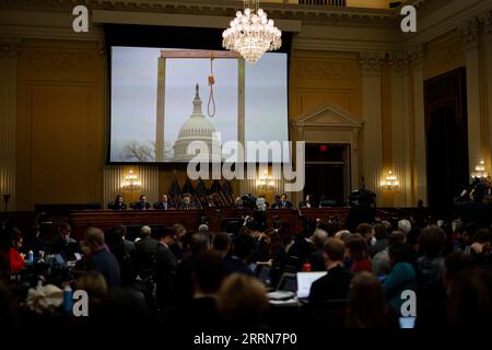 221219 -- WASHINGTON, le 19 décembre 2022 -- le comité restreint de la Chambre des États-Unis enquêtant sur l'émeute du Capitole du 6 janvier 2021, tient sa dernière séance publique sur Capitol Hill, à Washington, D.C., aux États-Unis, le 19 décembre 2022. le comité restreint de la Chambre des États-Unis chargé d ' enquêter sur l ' émeute du Capitole du 6 janvier 2021 a renvoyé des affaires criminelles au Ministère de la justice le lundi après-midi. Photo de /Xinhua U.S.-WASHINGTON, D.C. CAPITOL ANTI-ÉMEUTE-ENQUÊTE-RENVOIS CRIMINELS TingxShen PUBLICATIONxNOTxINxCHN Banque D'Images