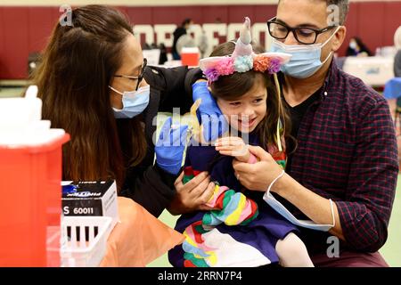 221219 -- LOS ANGELES, le 19 décembre 2022 -- Un enfant reçoit un vaccin contre la COVID-19 à Los Angeles, aux États-Unis, le 17 décembre 2022. Les décès et les hospitalisations liés à la COVID-19 continuent d’augmenter dans le comté de Los Angeles, dans l’État de Californie, dans l’ouest des États-Unis, dépassant les chiffres observés à cette époque l’an dernier. Le comté est confronté à la menace de tridemic de la poussée de COVID, à une mauvaise saison de grippe et à un nombre croissant de cas de VRS, tachant les hôpitaux et le personnel médical. US-LOS ANGELES-VIRUS RESPIRATOIRES-VACCINATION GAOXSHAN PUBLICATIONXNOTXINXCHN Banque D'Images