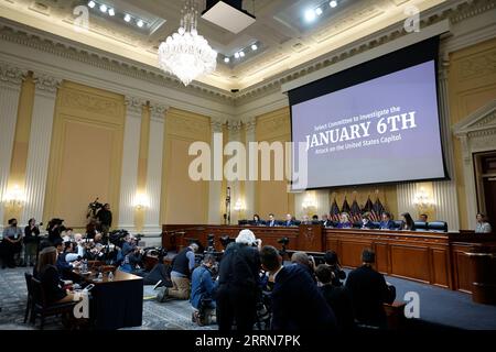 221219 -- WASHINGTON, le 19 décembre 2022 -- le comité restreint de la Chambre des États-Unis enquêtant sur l'émeute du Capitole du 6 janvier 2021, tient sa dernière séance publique sur Capitol Hill, à Washington, D.C., aux États-Unis, le 19 décembre 2022. le comité restreint de la Chambre des États-Unis chargé d ' enquêter sur l ' émeute du Capitole du 6 janvier 2021 a renvoyé des affaires criminelles au Ministère de la justice le lundi après-midi. Photo de /Xinhua U.S.-WASHINGTON, D.C. CAPITOL ANTI-ÉMEUTE-ENQUÊTE-RENVOIS CRIMINELS TingxShen PUBLICATIONxNOTxINxCHN Banque D'Images