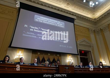 221219 -- WASHINGTON, le 19 décembre 2022 -- le comité restreint de la Chambre des États-Unis enquêtant sur l'émeute du Capitole du 6 janvier 2021, tient sa dernière séance publique sur Capitol Hill, à Washington, D.C., aux États-Unis, le 19 décembre 2022. le comité restreint de la Chambre des États-Unis chargé d ' enquêter sur l ' émeute du Capitole du 6 janvier 2021 a renvoyé des affaires criminelles au Ministère de la justice le lundi après-midi. Photo de /Xinhua U.S.-WASHINGTON, D.C. CAPITOL ANTI-ÉMEUTE-ENQUÊTE-RENVOIS CRIMINELS TingxShen PUBLICATIONxNOTxINxCHN Banque D'Images