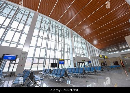 221220 -- TAXKORGAN, le 20 décembre 2022 -- cette photo prise le 19 décembre 2022 montre l'intérieur terminal d'un nouvel aéroport de très haut plateau dans le comté autonome tadjik de Taxkorgan, dans la région autonome ouïgour du Xinjiang, au nord-ouest de la Chine. Un nouvel aéroport de super-haut plateau sera inauguré ici vendredi, selon la filiale de Xinjiang de China Southern Airlines Co., Ltd. Situé dans le comté autonome tadjik de Taxkorgan, le nouvel aéroport sera l'aéroport le plus à l'ouest de Chine et le premier aéroport de plateau de la région. Le débit de passagers et le volume de fret de l aéroport atteindront 160 000 A. Banque D'Images