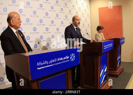 221220 -- SWEIMEH JORDAN, 20 décembre 2022 -- le vice-premier ministre jordanien et ministre des Affaires étrangères Ayman Safadi C s'exprime lors d'une conférence de presse avec la ministre française de l'Europe et des Affaires étrangères Catherine Colonna R et le ministre irakien des Affaires étrangères Fuad Hussein après la conférence de Bagdad pour la coopération et le partenariat à Sweimeh, Jordanie, le 20 décembre 2022. Les participants à la Conférence de Bagdad pour la coopération et le partenariat mardi ont appelé à un soutien plus fort en faveur de l'Irak pour l'aider à maintenir la sécurité et la stabilité, et à réaliser un développement global. Photo de /Xinhua JORDAN-SWEIMEH-BAGH Banque D'Images