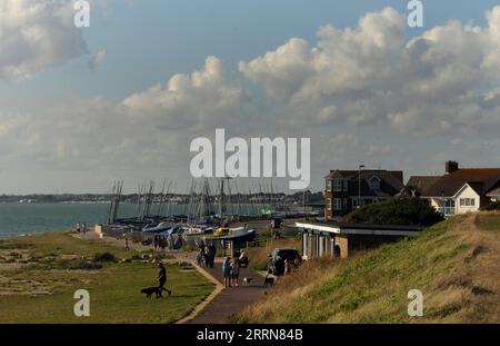 VUE VERS LEE SUR LE SOLENT DEPUIS LA ZONE D'ENTRAÎNEMENT MILITAIRE DE BROWNDOWN BEACH, GOSPORT, HANTS PIC MIKE WALKER 2023 Banque D'Images