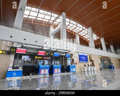 221220 -- TAXKORGAN, le 20 décembre 2022 -- cette photo prise le 19 décembre 2022 montre l'intérieur terminal d'un nouvel aéroport de très haut plateau dans le comté autonome tadjik de Taxkorgan, dans la région autonome ouïgour du Xinjiang, au nord-ouest de la Chine. Un nouvel aéroport de super-haut plateau sera inauguré ici vendredi, selon la filiale de Xinjiang de China Southern Airlines Co., Ltd. Situé dans le comté autonome tadjik de Taxkorgan, le nouvel aéroport sera l'aéroport le plus à l'ouest de Chine et le premier aéroport de plateau de la région. Le débit de passagers et le volume de fret de l aéroport atteindront 160 000 A. Banque D'Images