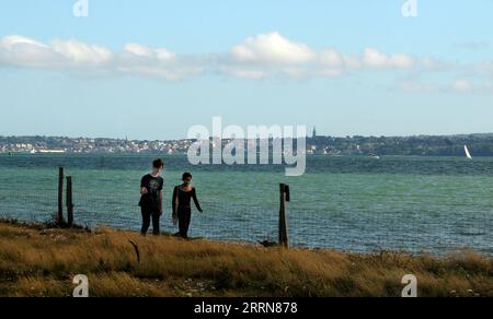 VUE VERS RYDE , ÎLE DE WIGHT,ZONE D'ENTRAÎNEMENT MILITAIRE DE BROWNDOWN BEACH,GOSPORT, HANTS PIC MIKE WALKER 2023 Banque D'Images