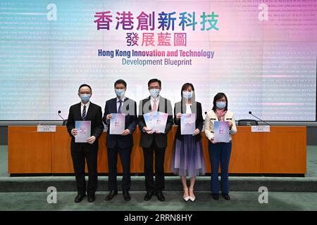 221223 -- HONG KONG, 23 décembre 2022 -- Sun Dong C, secrétaire à l'innovation, à la technologie et à l'industrie du gouvernement de la région administrative spéciale de Hong Kong et d'autres participants présentent le plan de développement de l'innovation et de la technologie de Hong Kong lors d'une conférence de presse à Hong Kong, dans le sud de la Chine, le 22 décembre 2022. Le gouvernement de la RAS de Hong Kong a dévoilé jeudi le plan de développement de l'innovation et de la technologie I&T de Hong Kong pour tracer la voie vers la construction d'un centre international d'I&T. Département des services d'information du gouvernement de la RAS de Hong KONG/document via CHINA-HONG KONG-I&T-DEVEL Banque D'Images