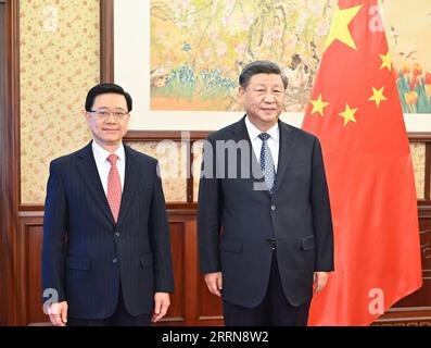 Actualités Bilder des Tages 221223 -- BEIJING, le 23 décembre 2022 -- le président Xi Jinping rencontre le directeur général de la région administrative spéciale de Hong Kong, John Lee, qui est en visite de service à Beijing, capitale de la Chine, le 23 décembre 2022. CHINA-BEIJING-XI JINPING-HKSAR-JOHN LEE-MEETING CN LIXTAO PUBLICATIONXNOTXINXCHN Banque D'Images