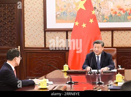 221223 -- BEIJING, le 23 décembre 2022 -- le président Xi Jinping rencontre le directeur général de la région administrative spéciale de Hong Kong, John Lee, en visite de service à Beijing, capitale de la Chine, le 23 décembre 2022. CHINA-BEIJING-XI JINPING-HKSAR-JOHN LEE-MEETING CN YANXYAN PUBLICATIONXNOTXINXCHN Banque D'Images